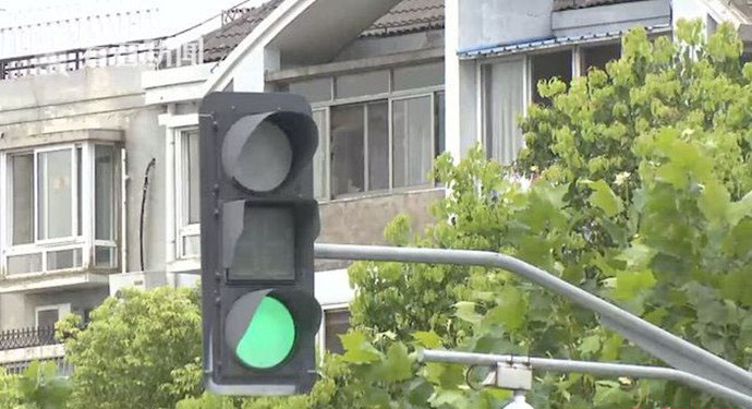 男子偷红绿灯视频 因老婆一句话偷红绿灯被发现