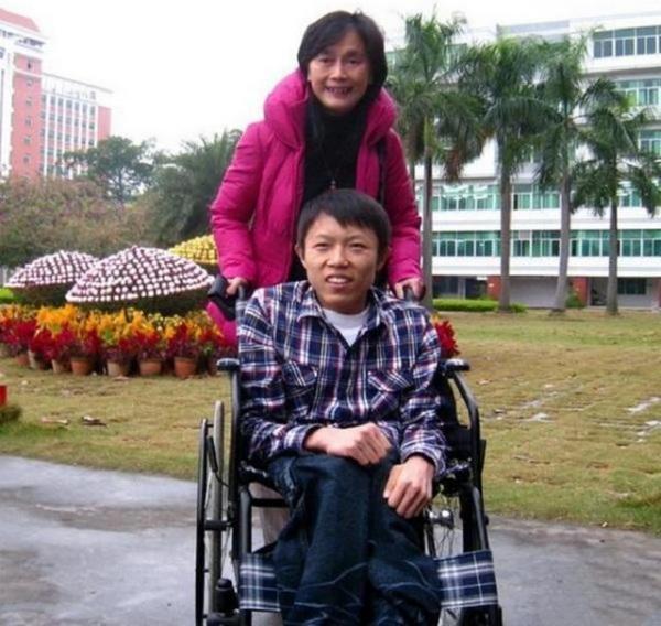 残疾歌手王丽资料-广东义丐：汶川地震捐185元，感动世人改变命运，如今娶妻当老板