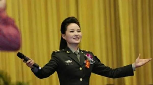歌手雷佳个人资料-中国博士级歌唱家雷佳：出道17年登12次春晚，42岁穿军装风采依旧
