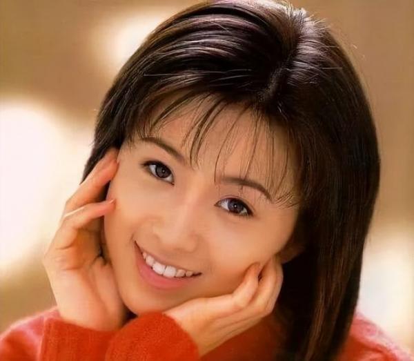 歌手信的老婆资料-在中国红极一时的10位日本女星，有人光芒依旧，有人堕落曾被批捕