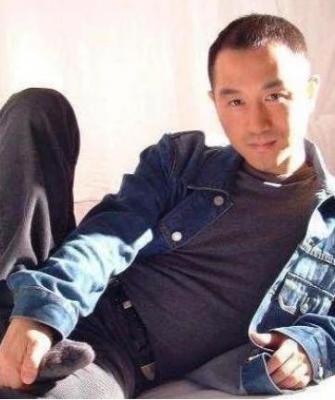 高峰个人资料歌手-他曾因《大中国》一夜成名，34岁却死在母亲怀里，网友：痛心
