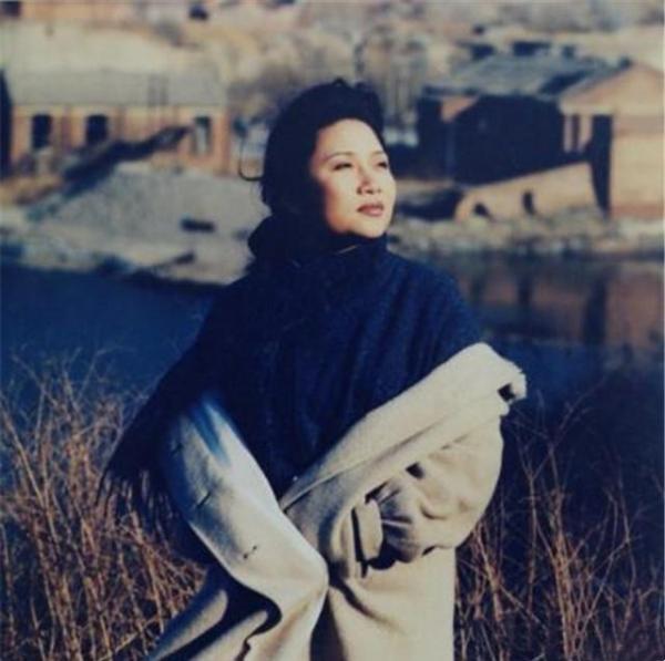 歌手李娜个人资料简介-31岁爆红，34岁出家，消失24年，“青藏高原”李娜经历了什么