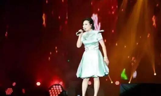 歌手乌兰托娅个人资料-35岁乌兰托娅近照被曝光 原来她才是《套马杆》原唱！太美了……