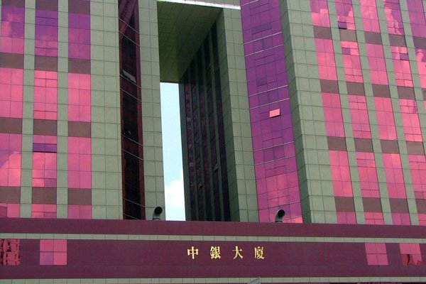 深圳市中银大厦灵异事件，为什么是红色的？辟邪