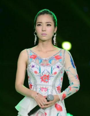 中国歌手云朵个人资料 歌手云朵美女图片