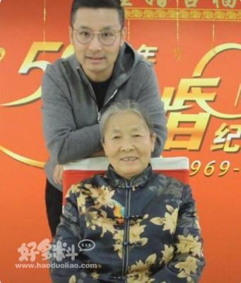 刘和刚晒与妈妈的合照视频(青歌小王子刘和刚是怎么走上唱歌之路的)