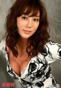 韩国女歌手伊拉资料
