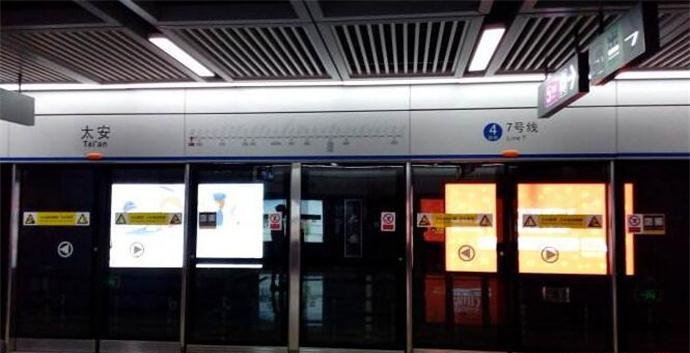深圳地铁卧倒引发恐慌 21岁男子遭警察