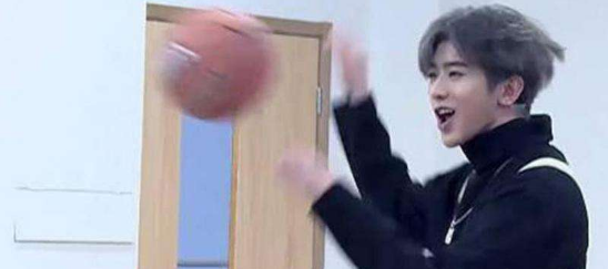 蔡徐坤打篮球的梗是什么情况 惊艳的动图