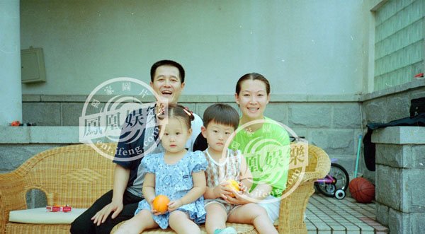 赵本山全家福图片 美丽的太太和一双可爱的儿女们